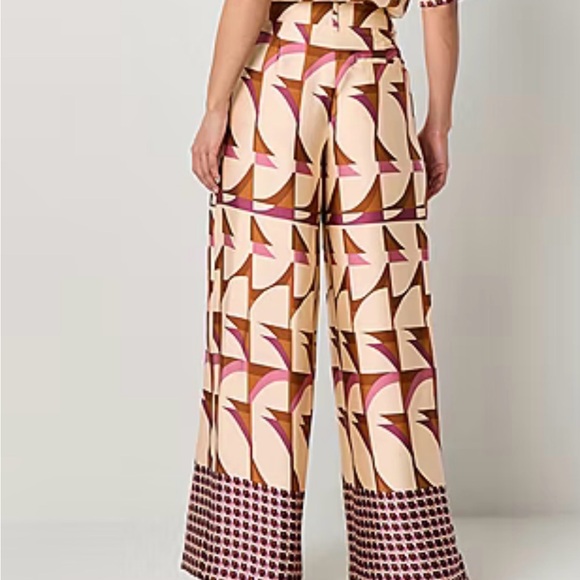 Stylish Wide-Leg Patterned Pants - Picture 2 of 3